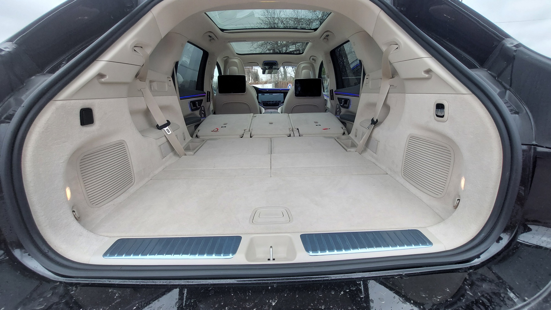 Караме електрическия Mercedes EQS SUV