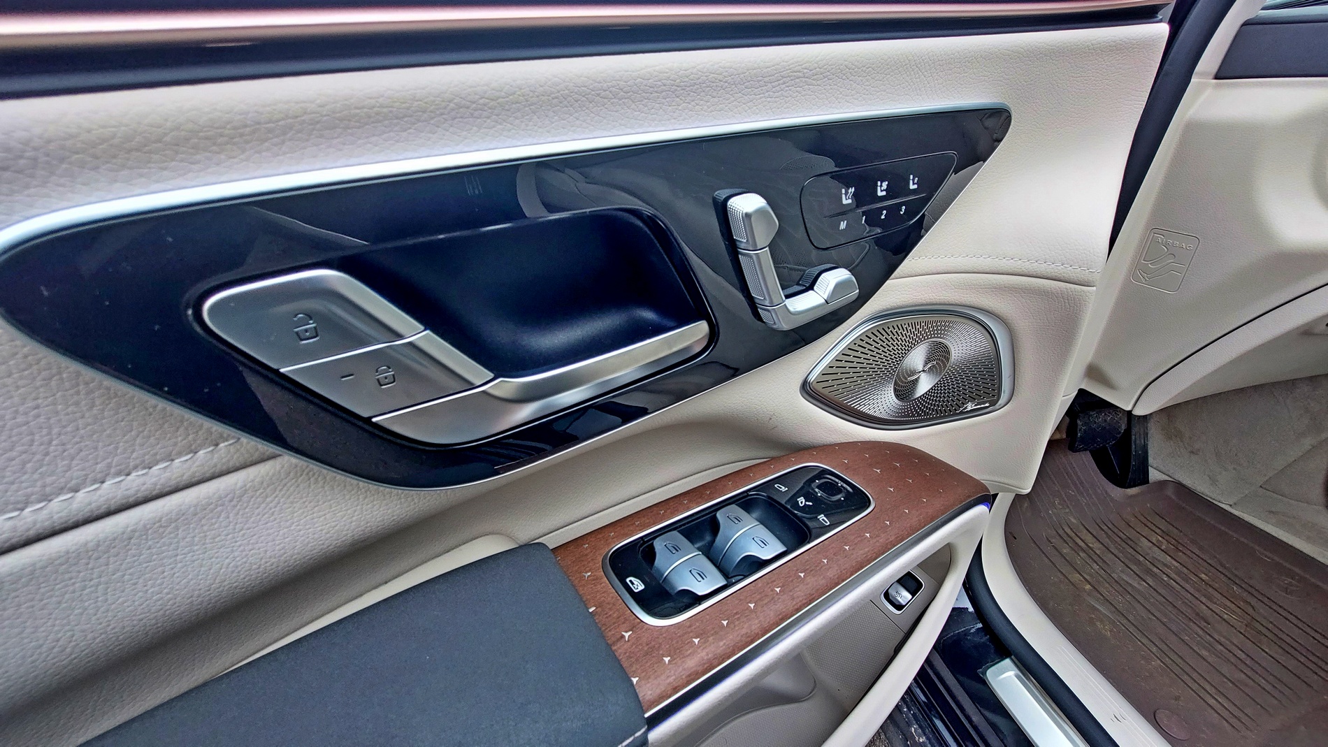 Караме електрическия Mercedes EQS SUV