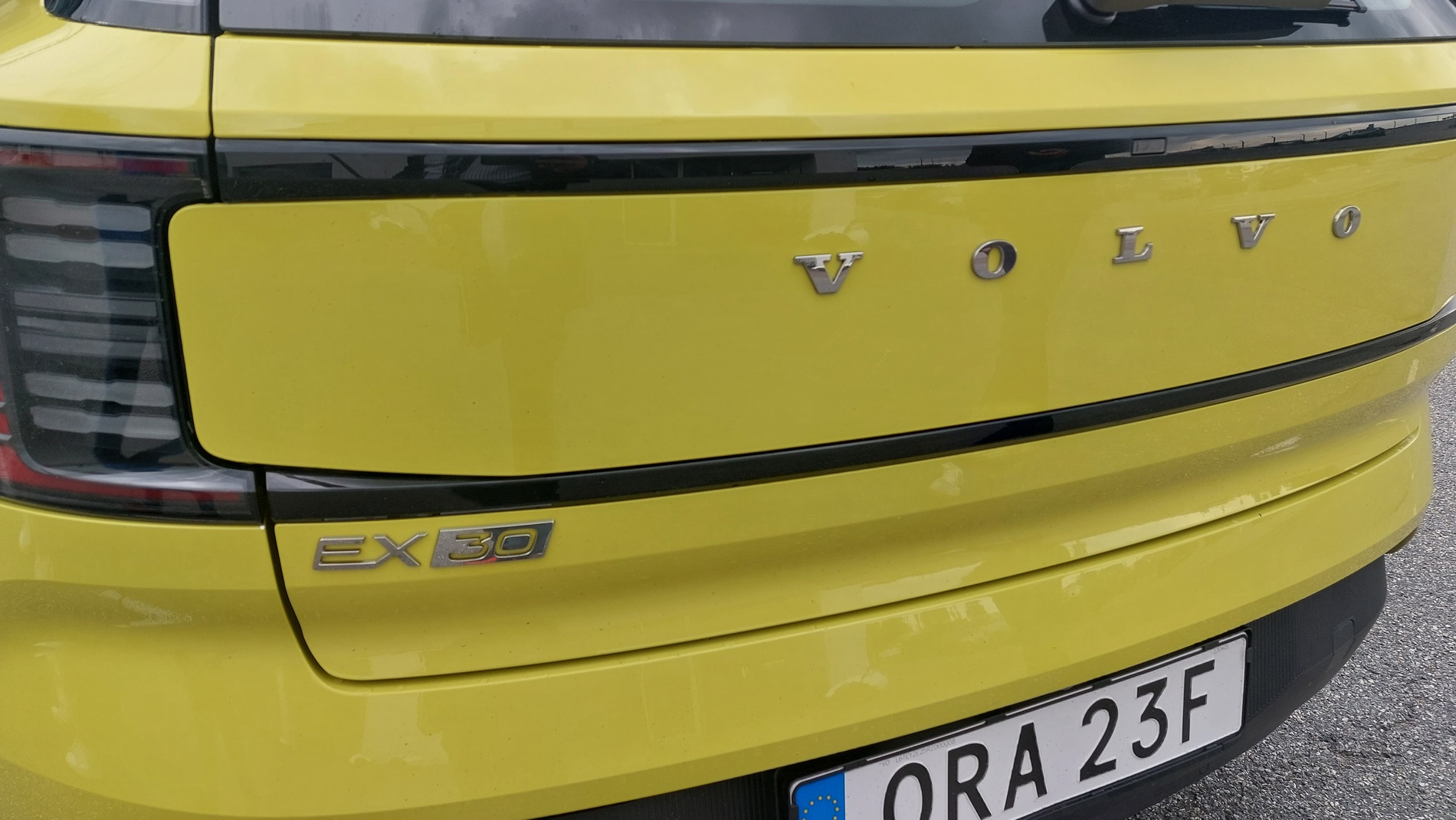 Първи в света видяхме Volvo ЕХ30 във вариант Moss Yellow