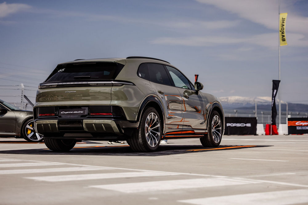 Караме електрическия Porsche Cayenne