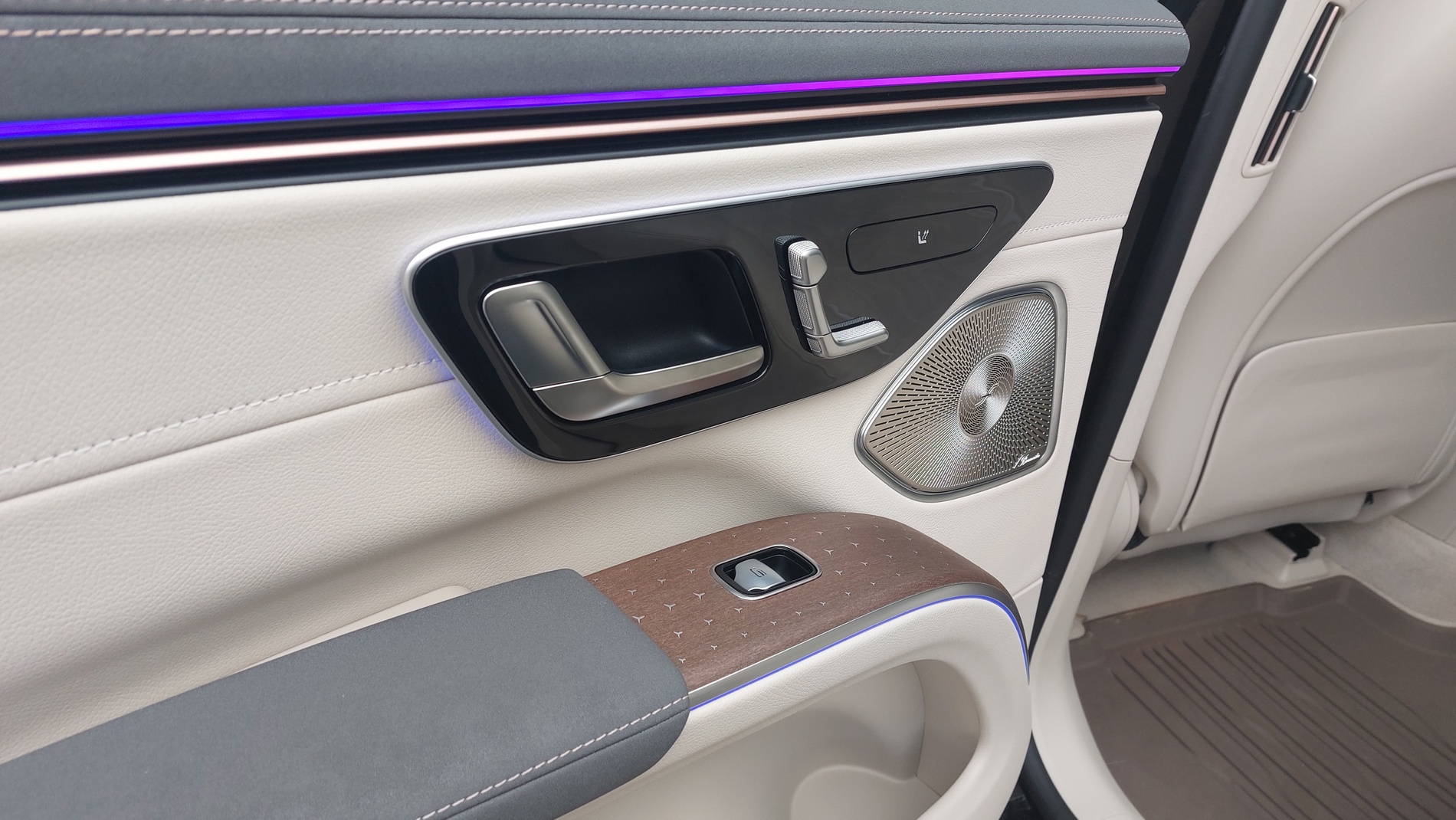 Караме електрическия Mercedes EQS SUV
