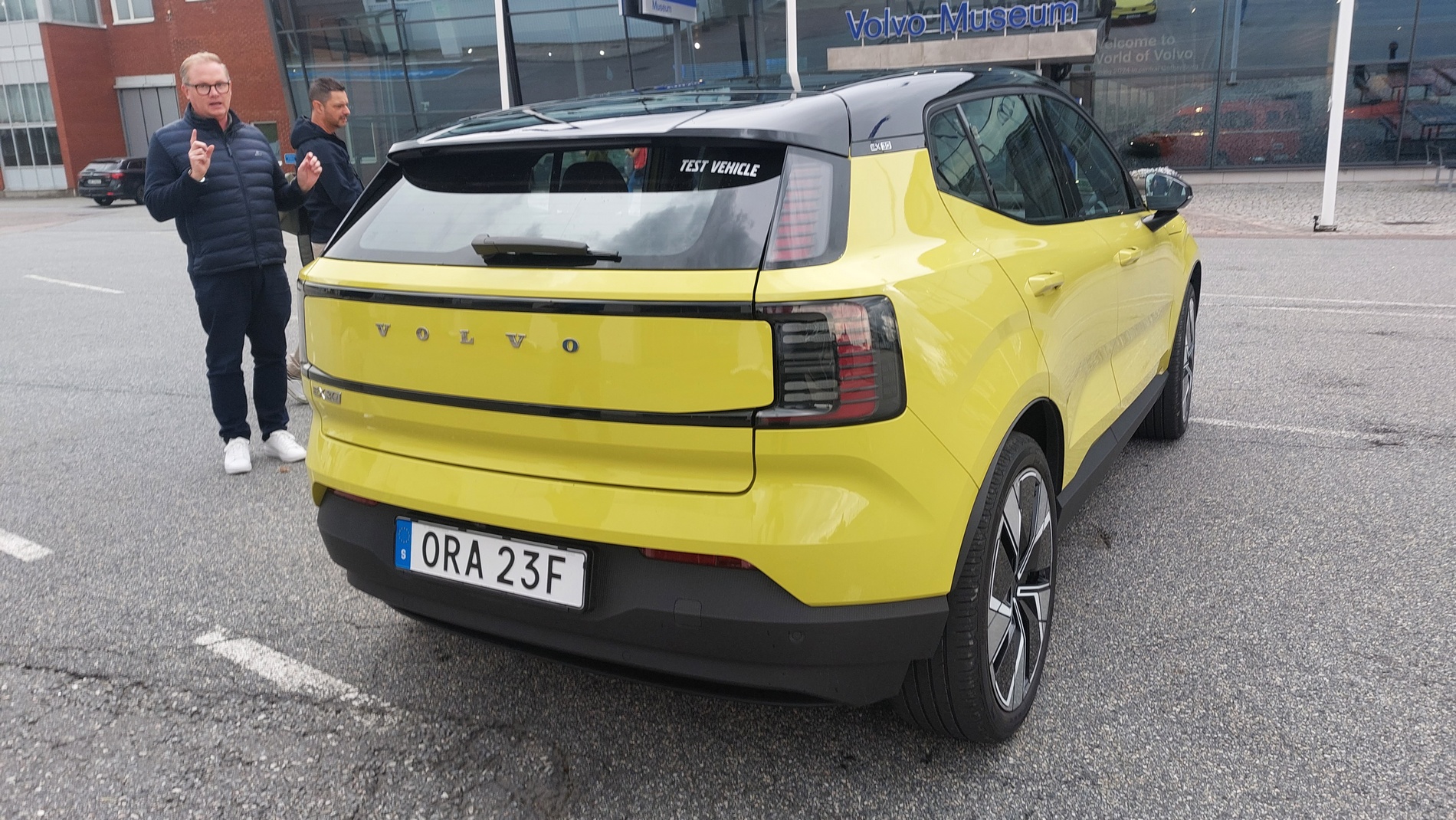 Първи в света видяхме Volvo ЕХ30 във вариант Moss Yellow