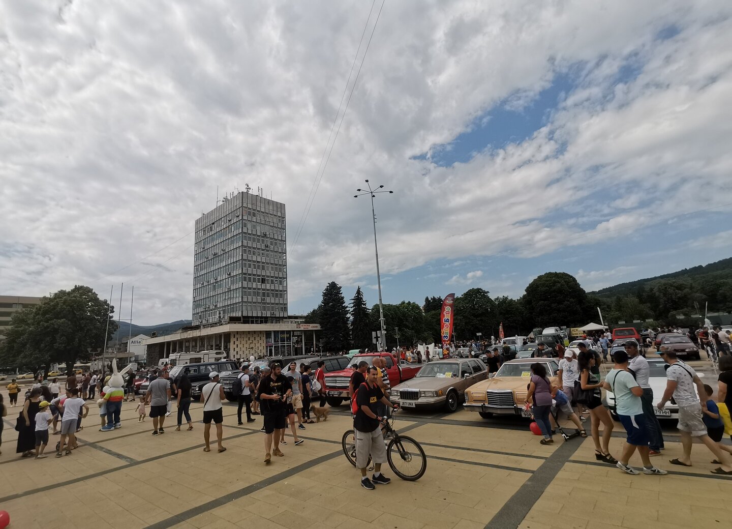 Перник раздаде златни винкели на ретро коли