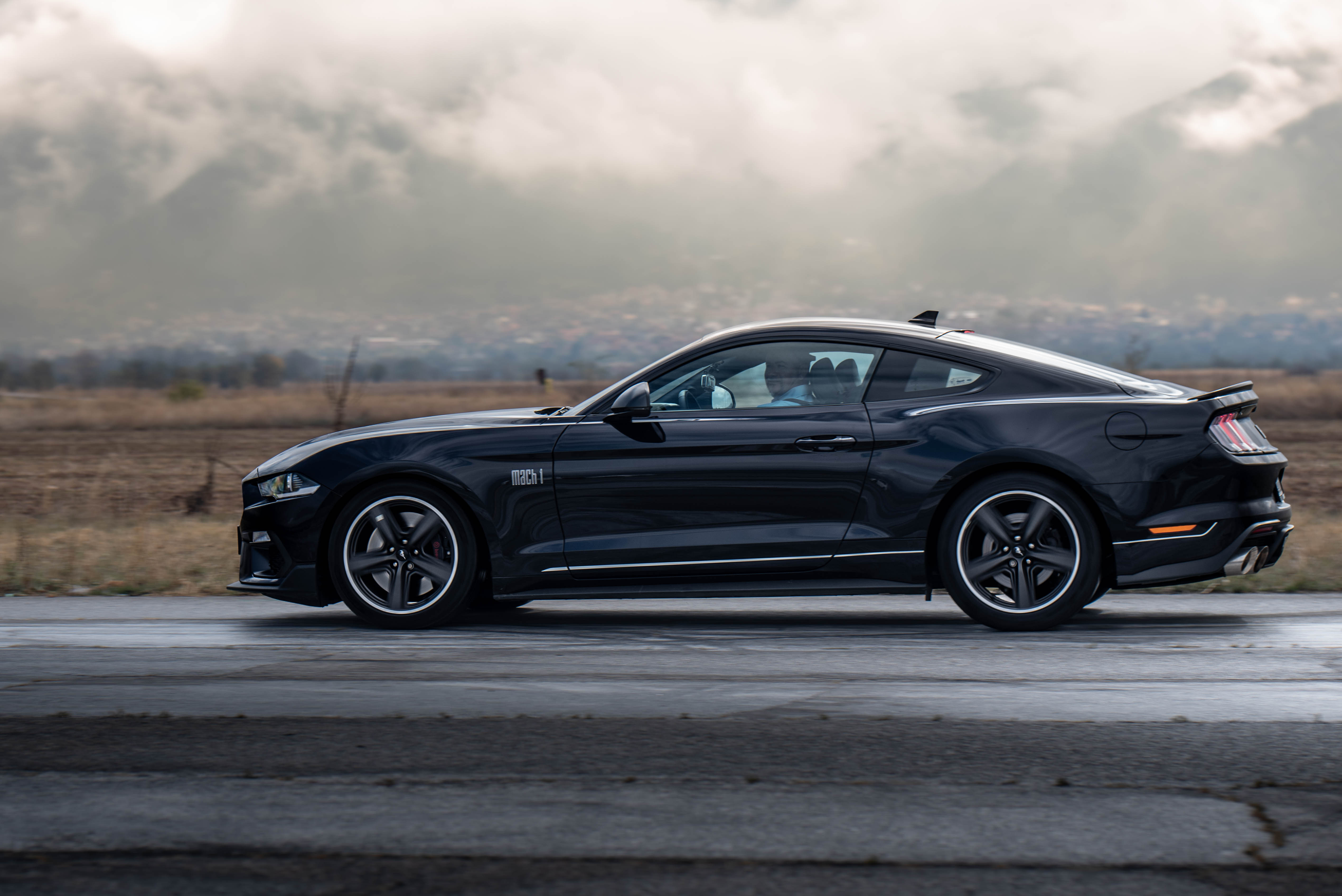 Ford Mustang Mach Е показа по-емоционално ускорение от Mustang Mach 1 с V8