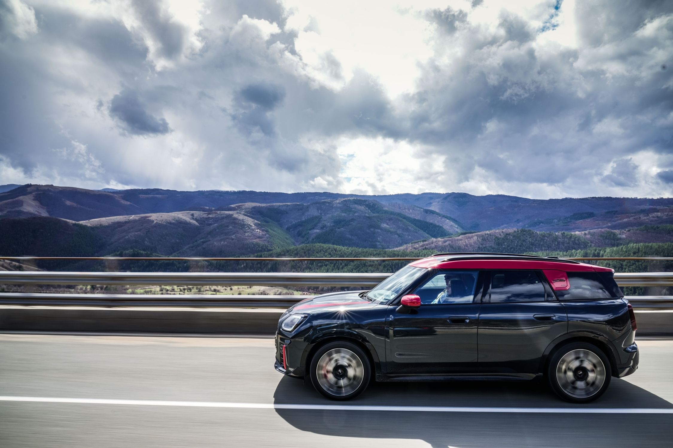 MINI Countryman JCW е бутон за забавления