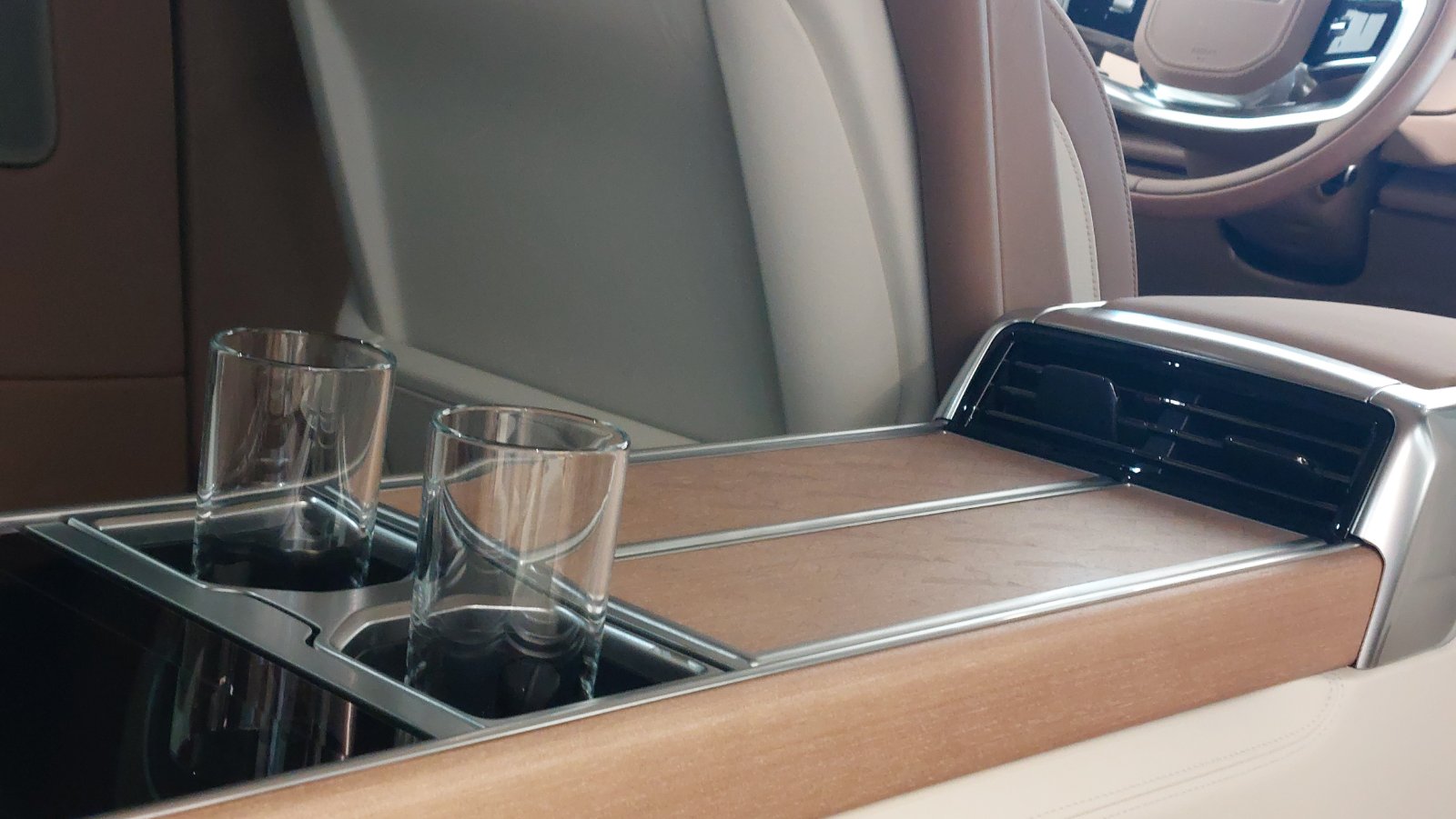 Range Rover SV с премиера в България