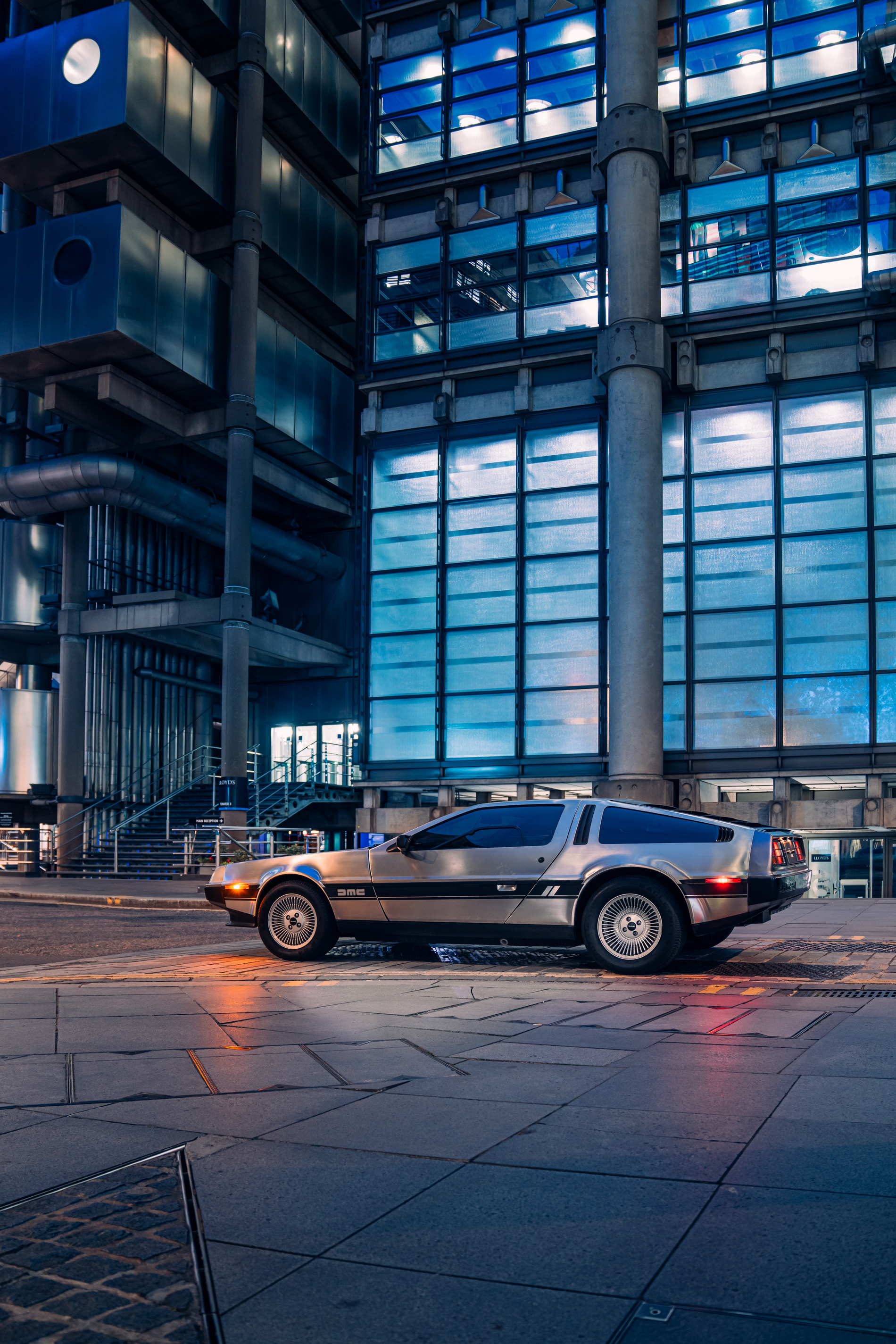 Вместо с плутоний, DeLorean DMC-12 тръгна на ток