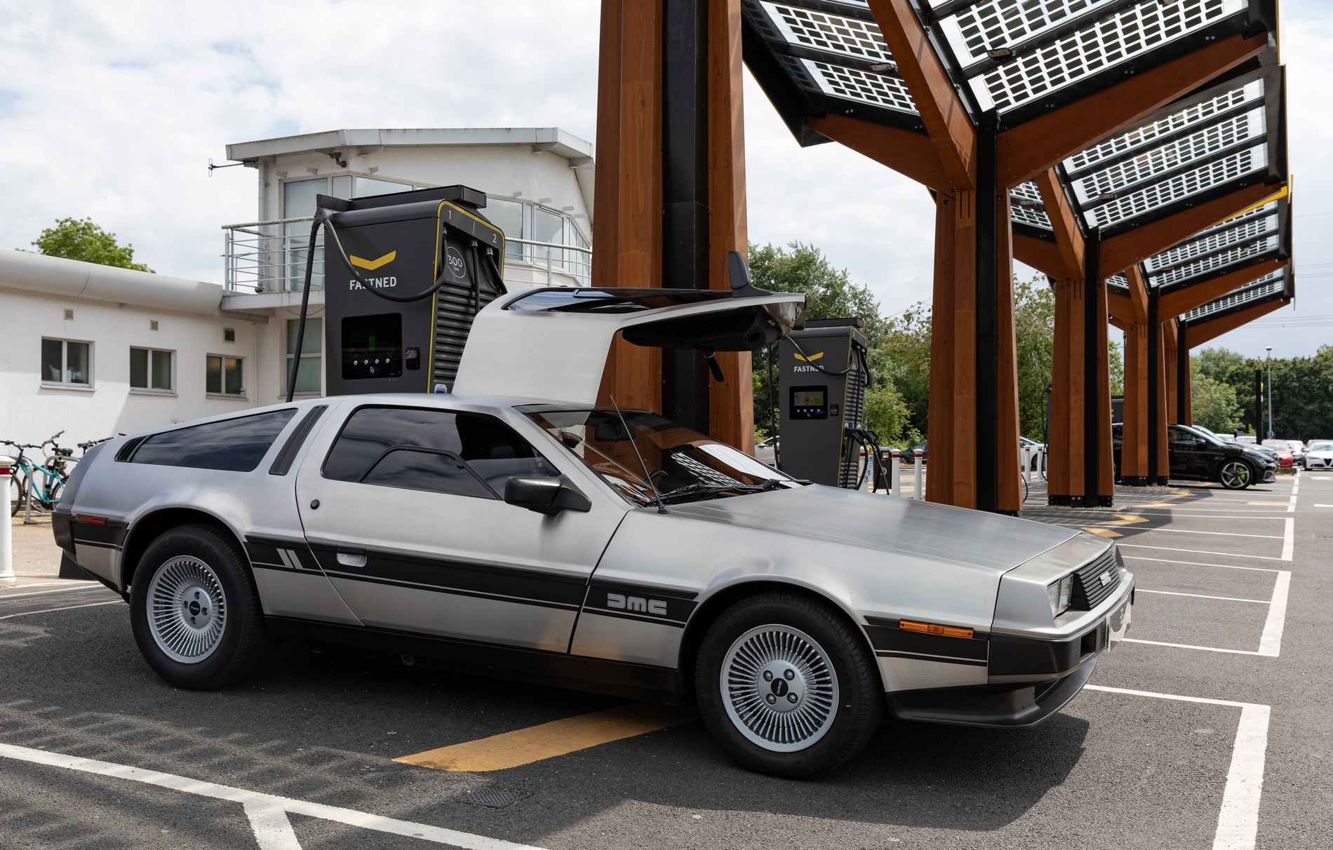 Вместо с плутоний, DeLorean DMC-12 тръгна на ток