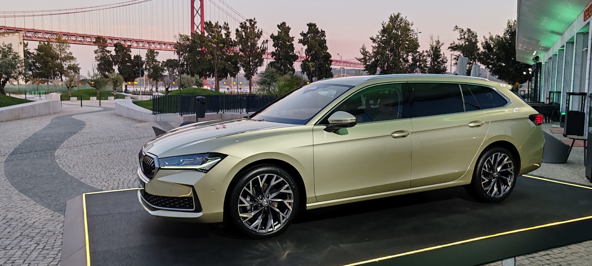 Караме новото поколение Škoda Superb Combi