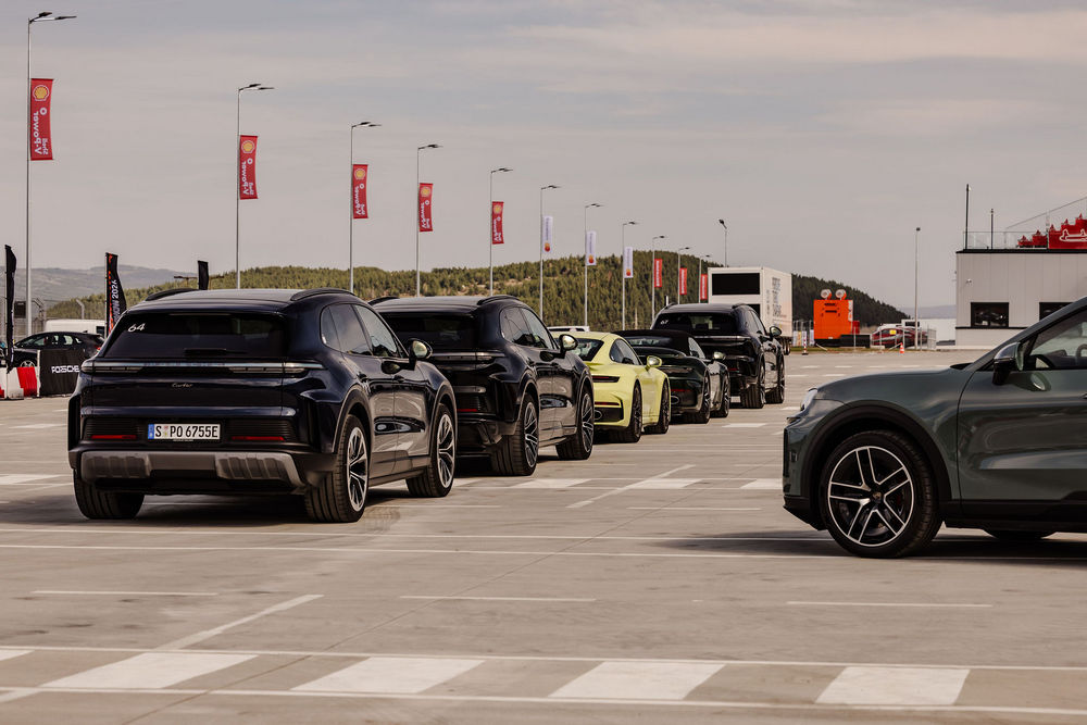 Караме електрическия Porsche Cayenne