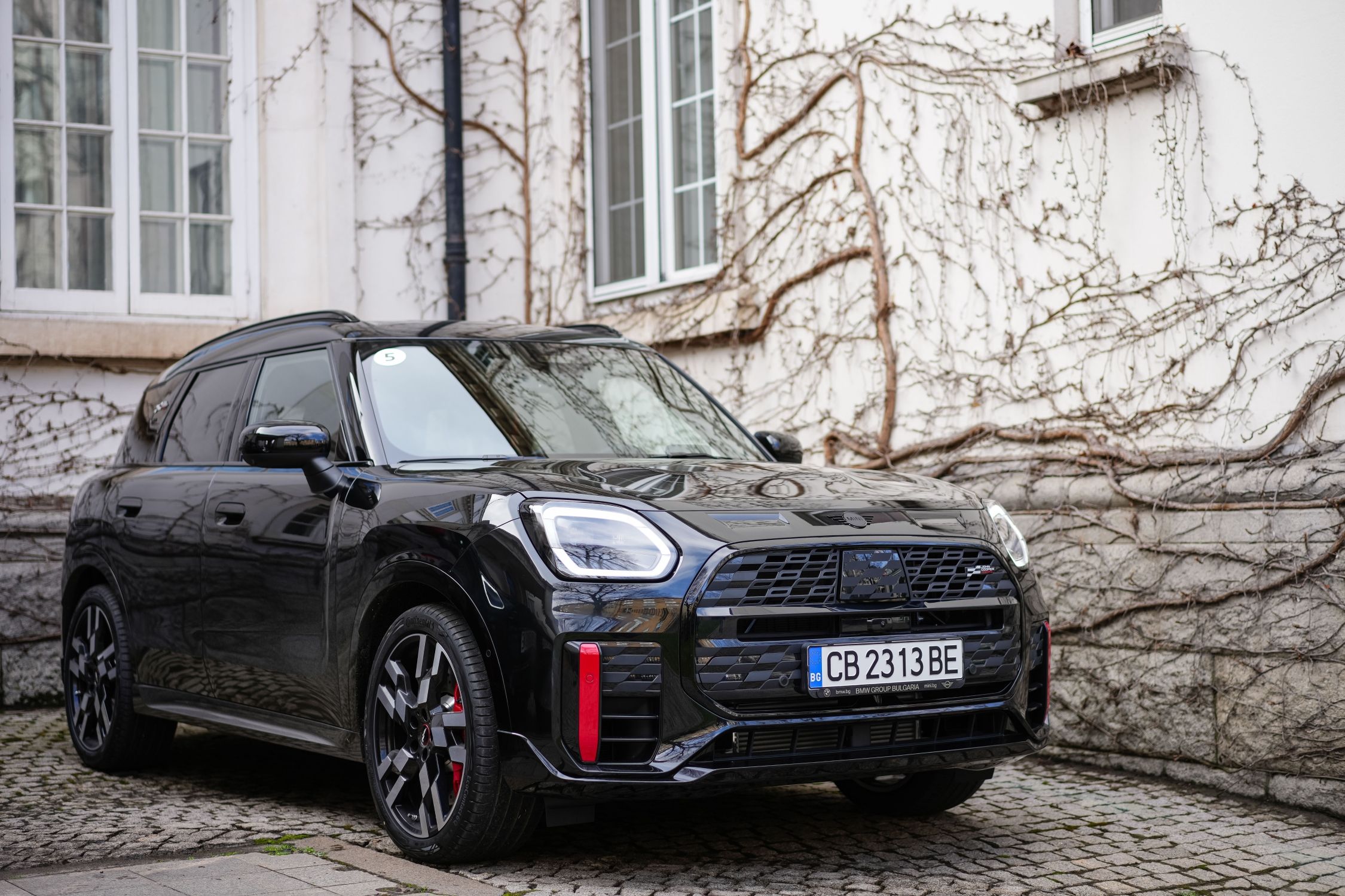 MINI Countryman JCW е бутон за забавления