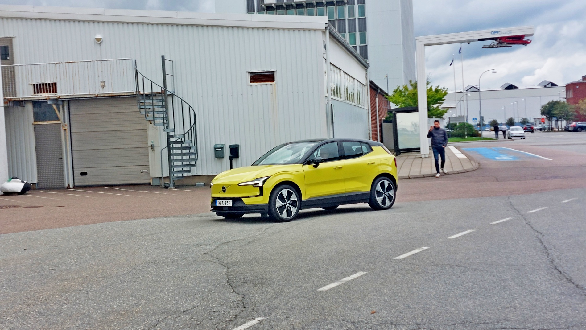 Първи в света видяхме Volvo ЕХ30 във вариант Moss Yellow