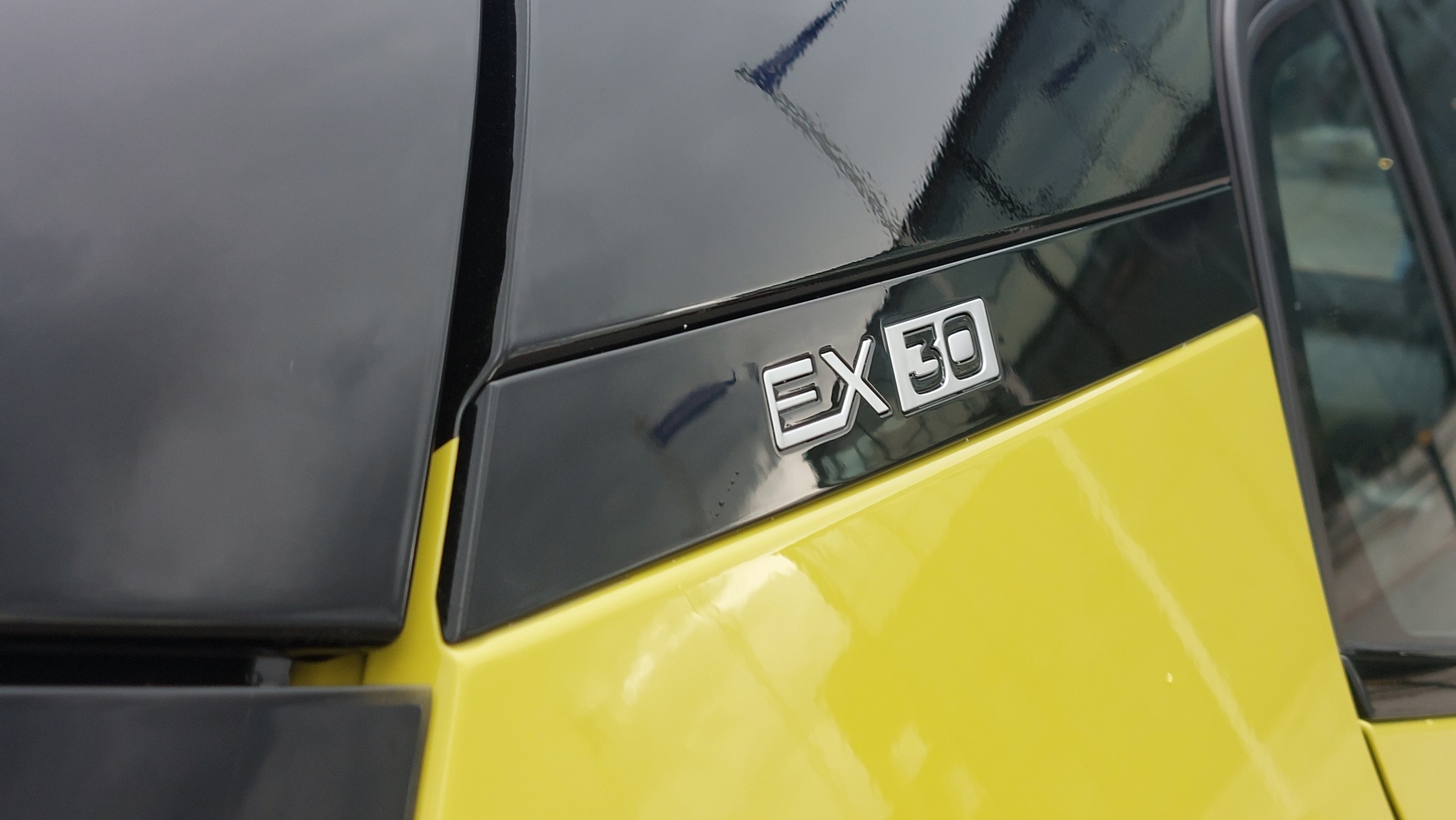 Първи в света видяхме Volvo ЕХ30 във вариант Moss Yellow