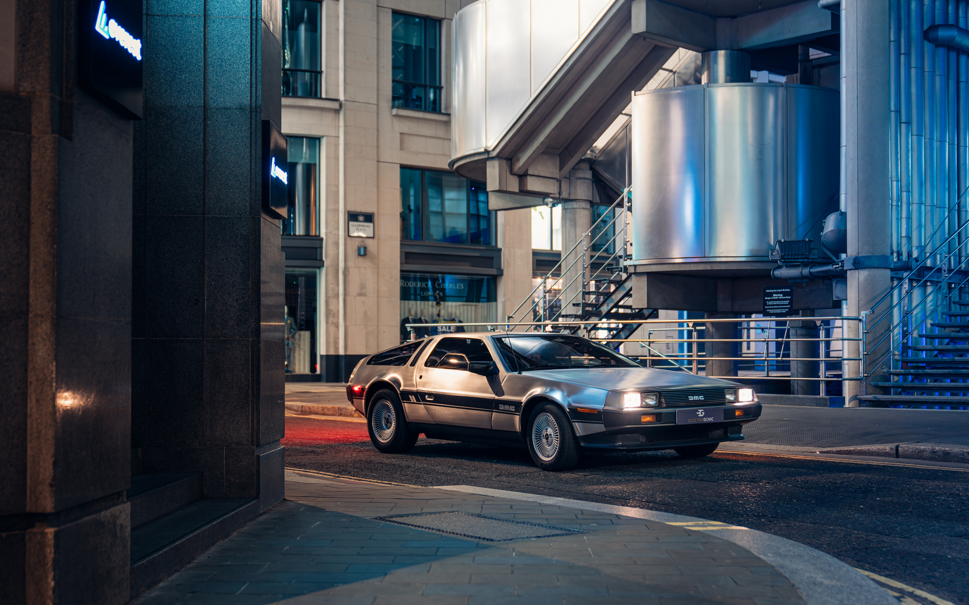 Вместо с плутоний, DeLorean DMC-12 тръгна на ток