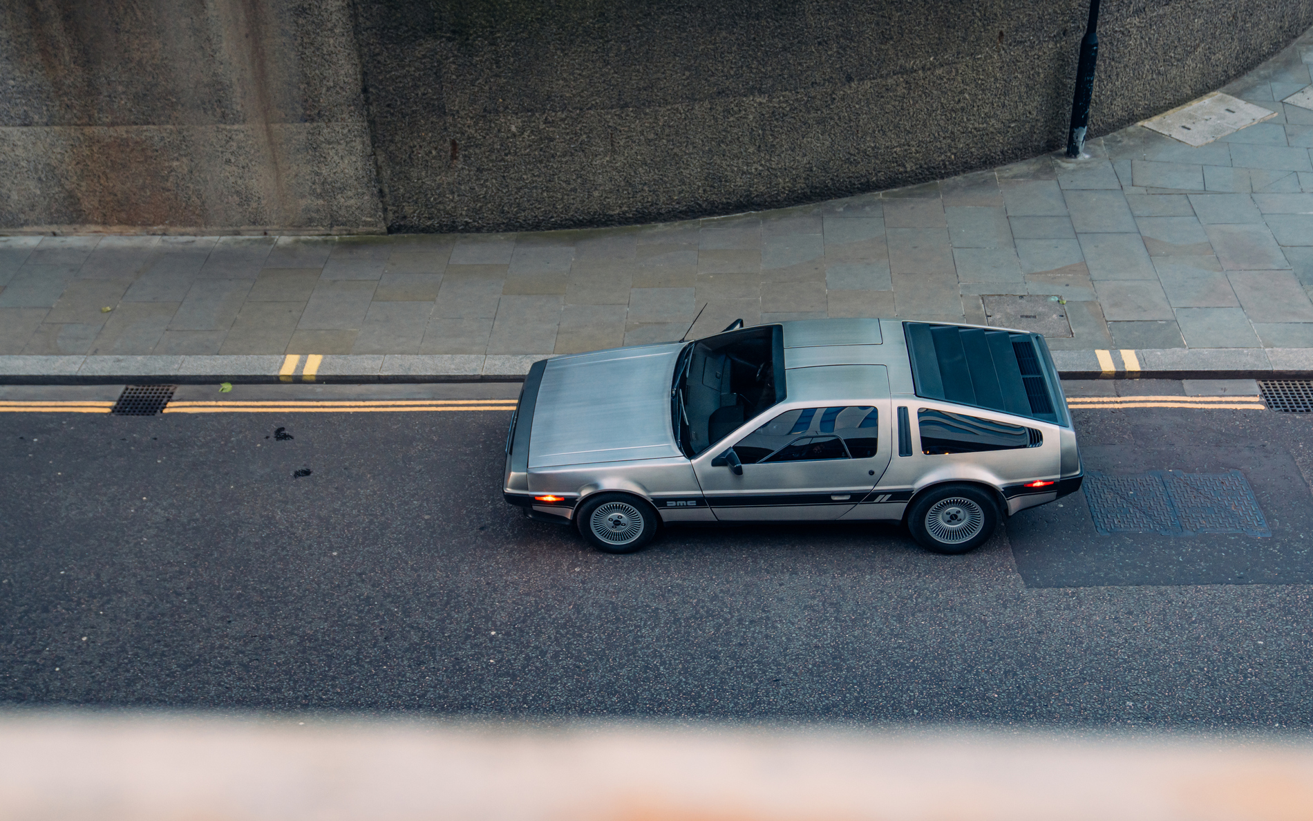 Вместо с плутоний, DeLorean DMC-12 тръгна на ток