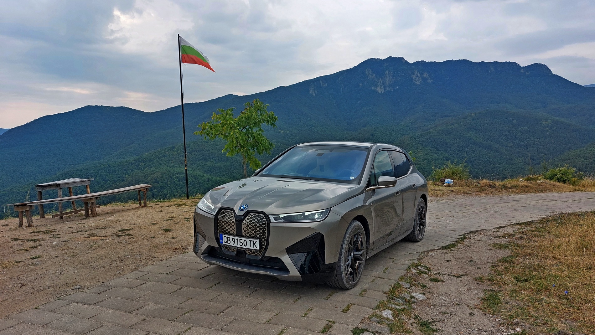 Може ли да постигне BMW iX M60 500 км на магистрала?