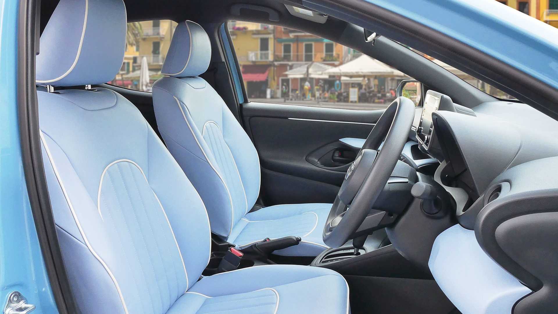 Mitsuoka Viewt е кръстоска между Toyota Yaris и Jaguar Mark 2