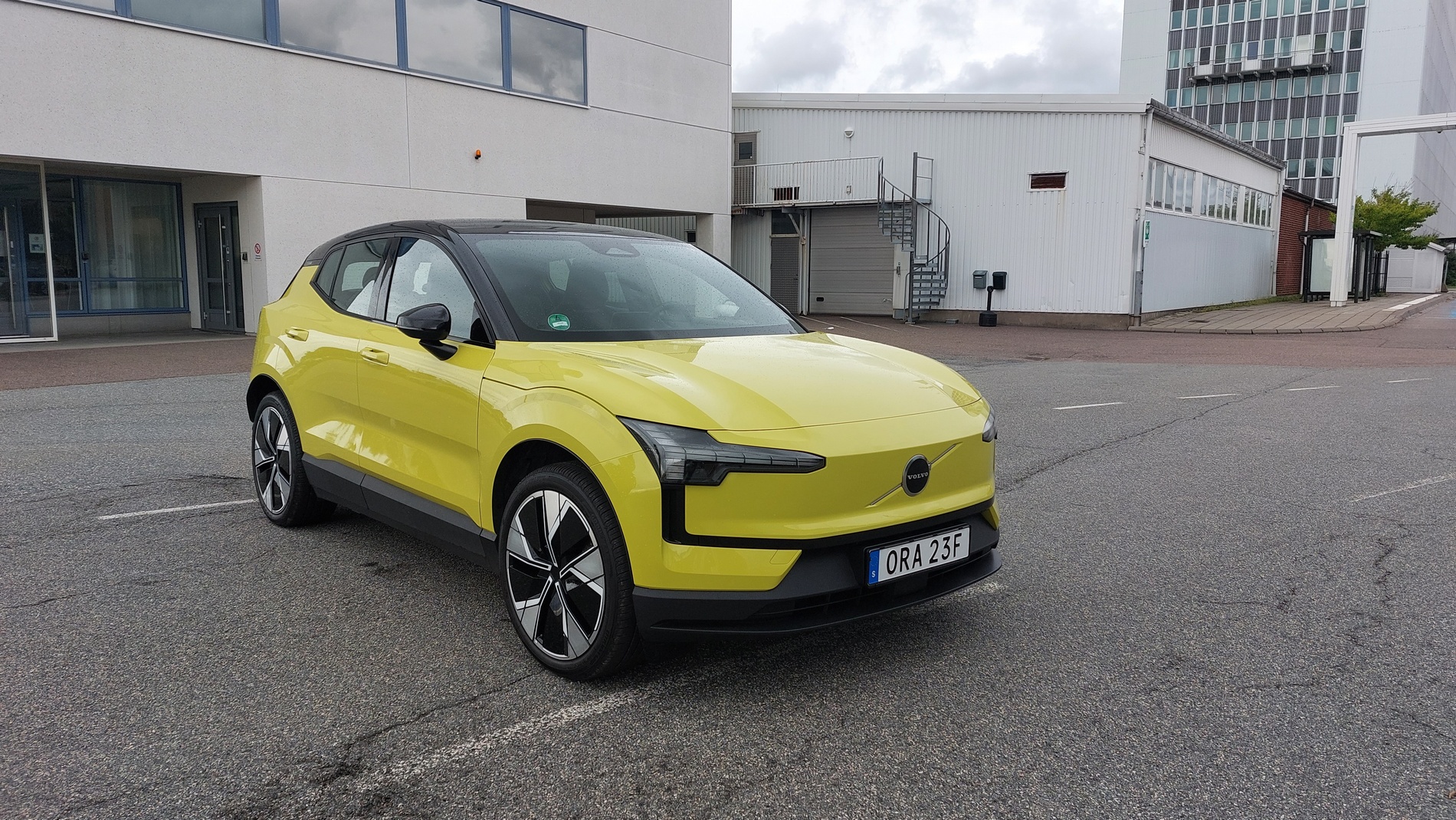 Първи в света видяхме Volvo ЕХ30 във вариант Moss Yellow