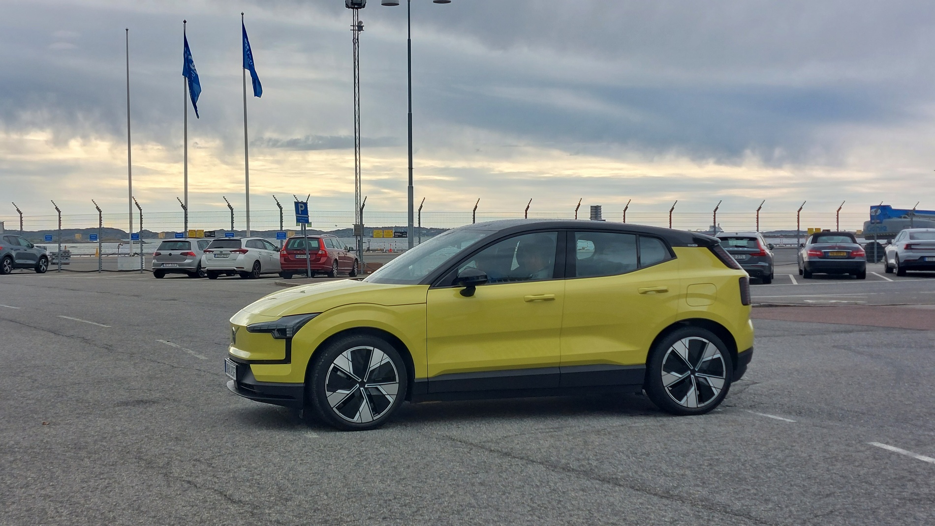 Първи в света видяхме Volvo ЕХ30 във вариант Moss Yellow