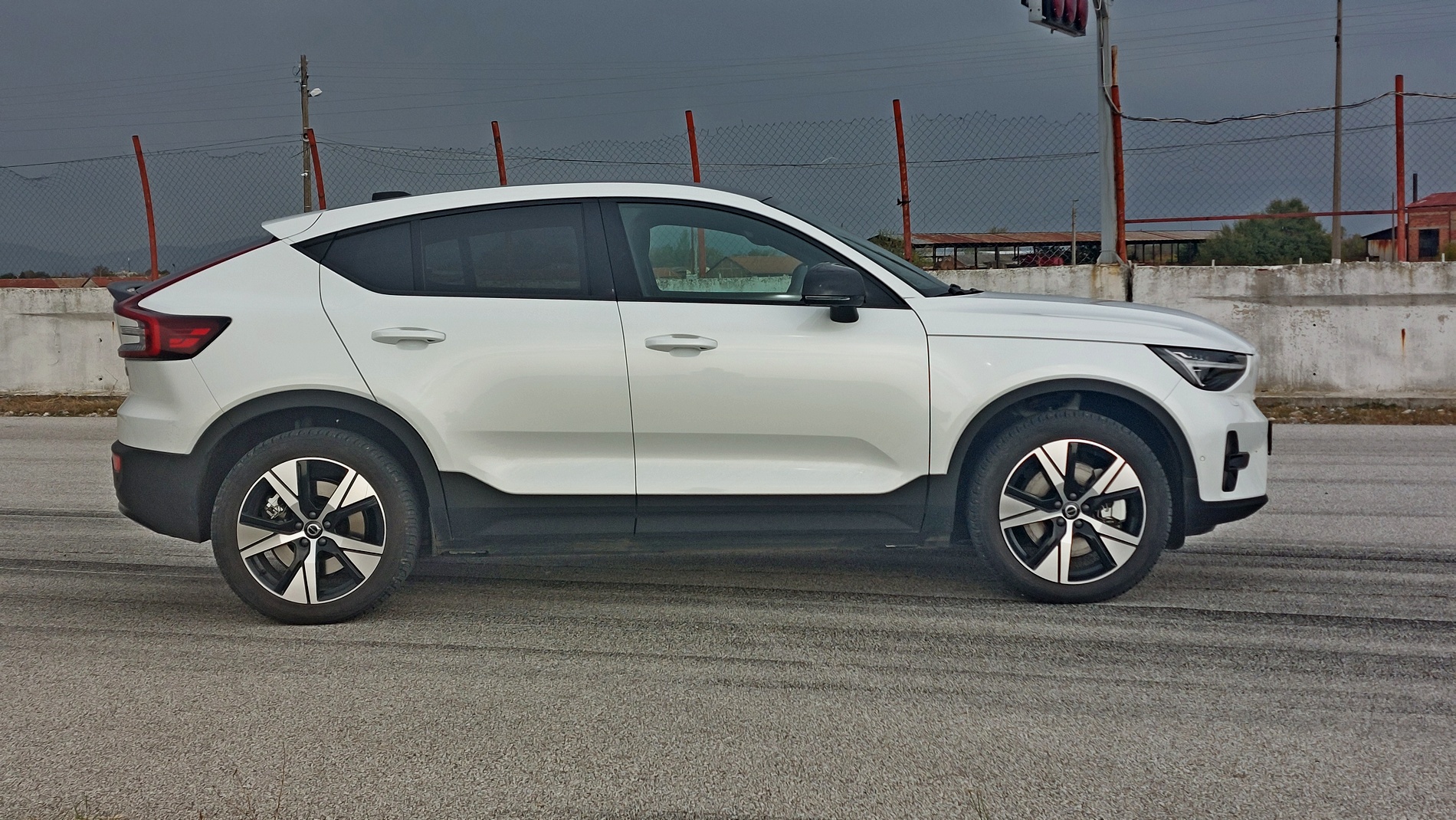 Караме фейслифта на Volvo C40 Rechage на драг