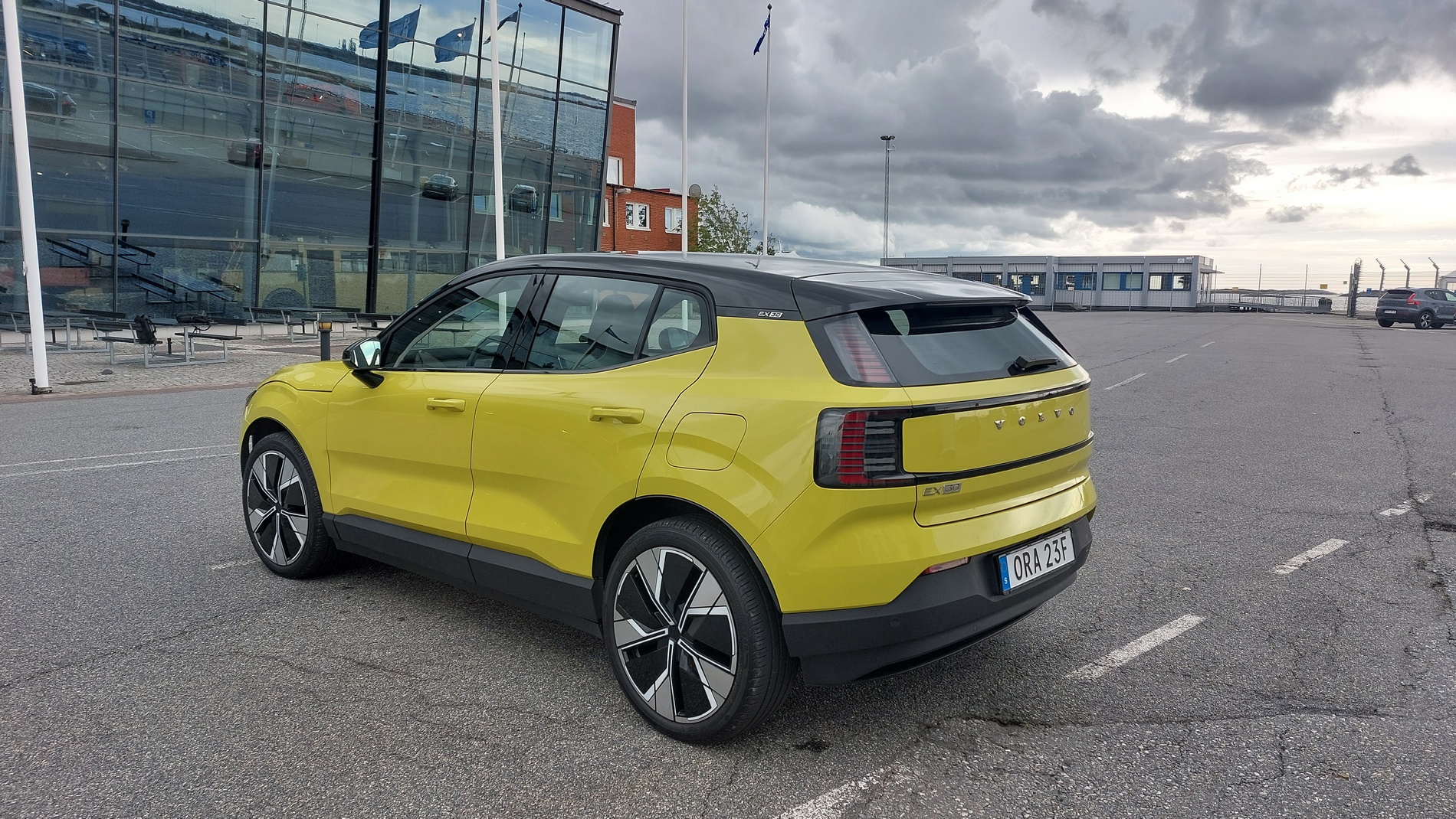 Първи в света видяхме Volvo ЕХ30 във вариант Moss Yellow