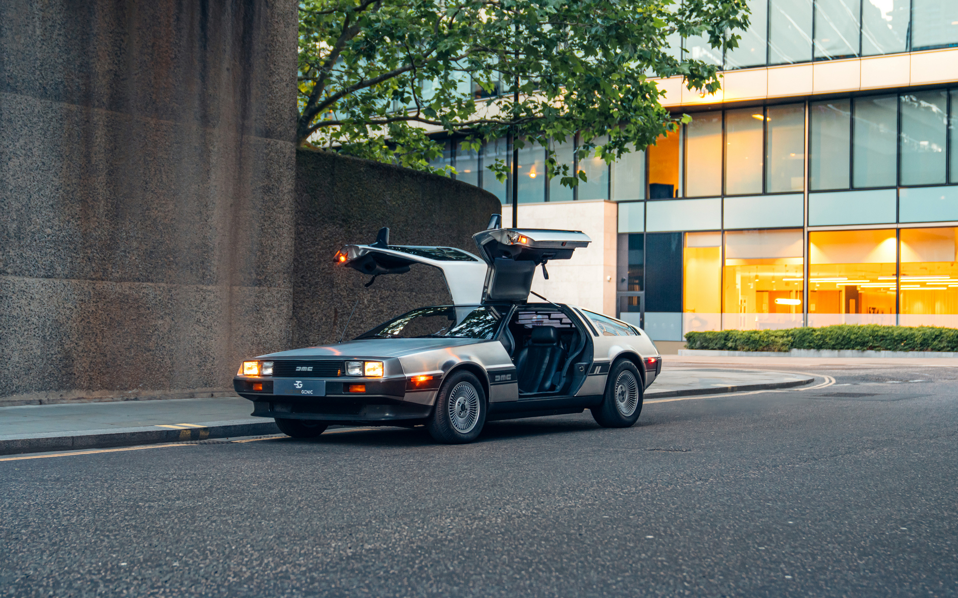 Вместо с плутоний, DeLorean DMC-12 тръгна на ток