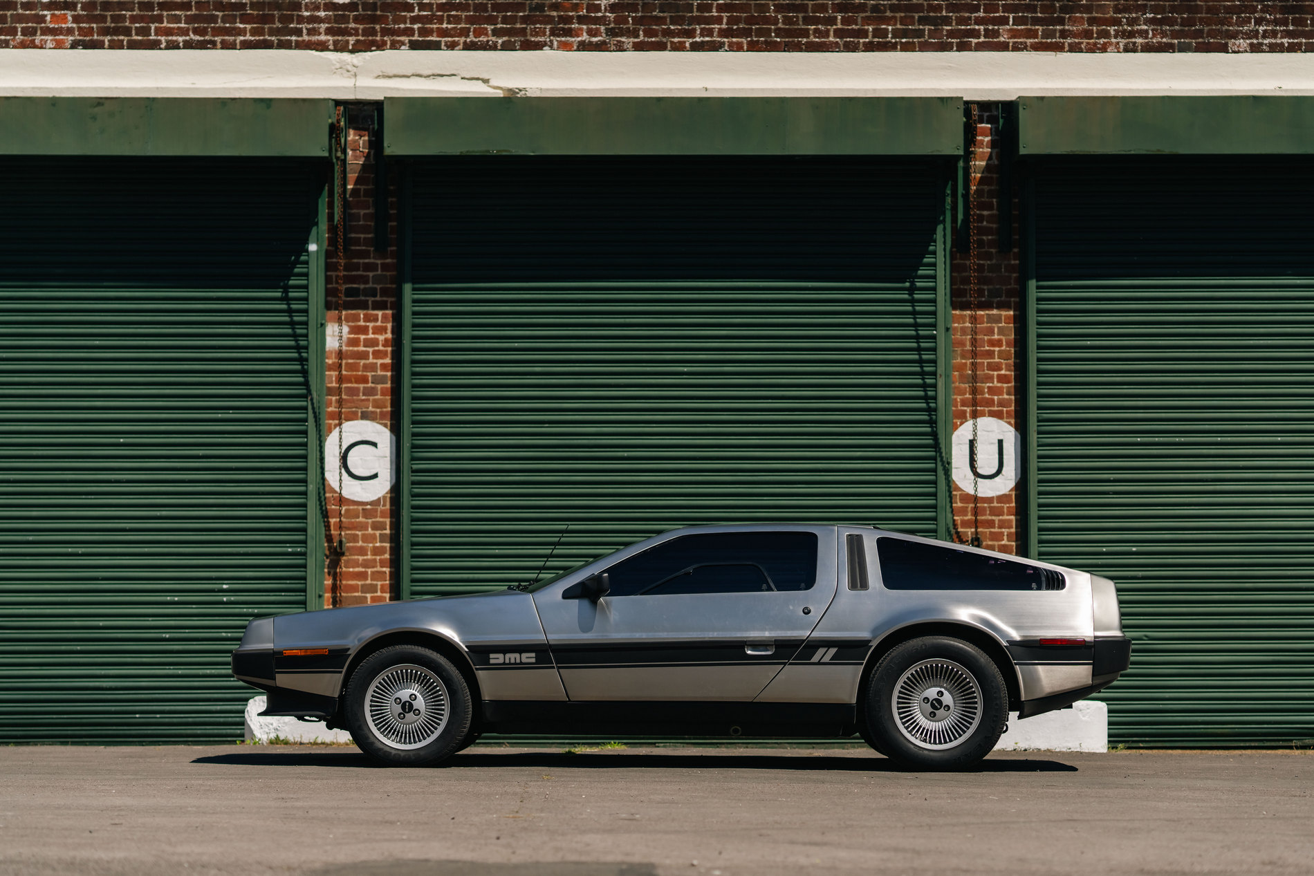 Вместо с плутоний, DeLorean DMC-12 тръгна на ток