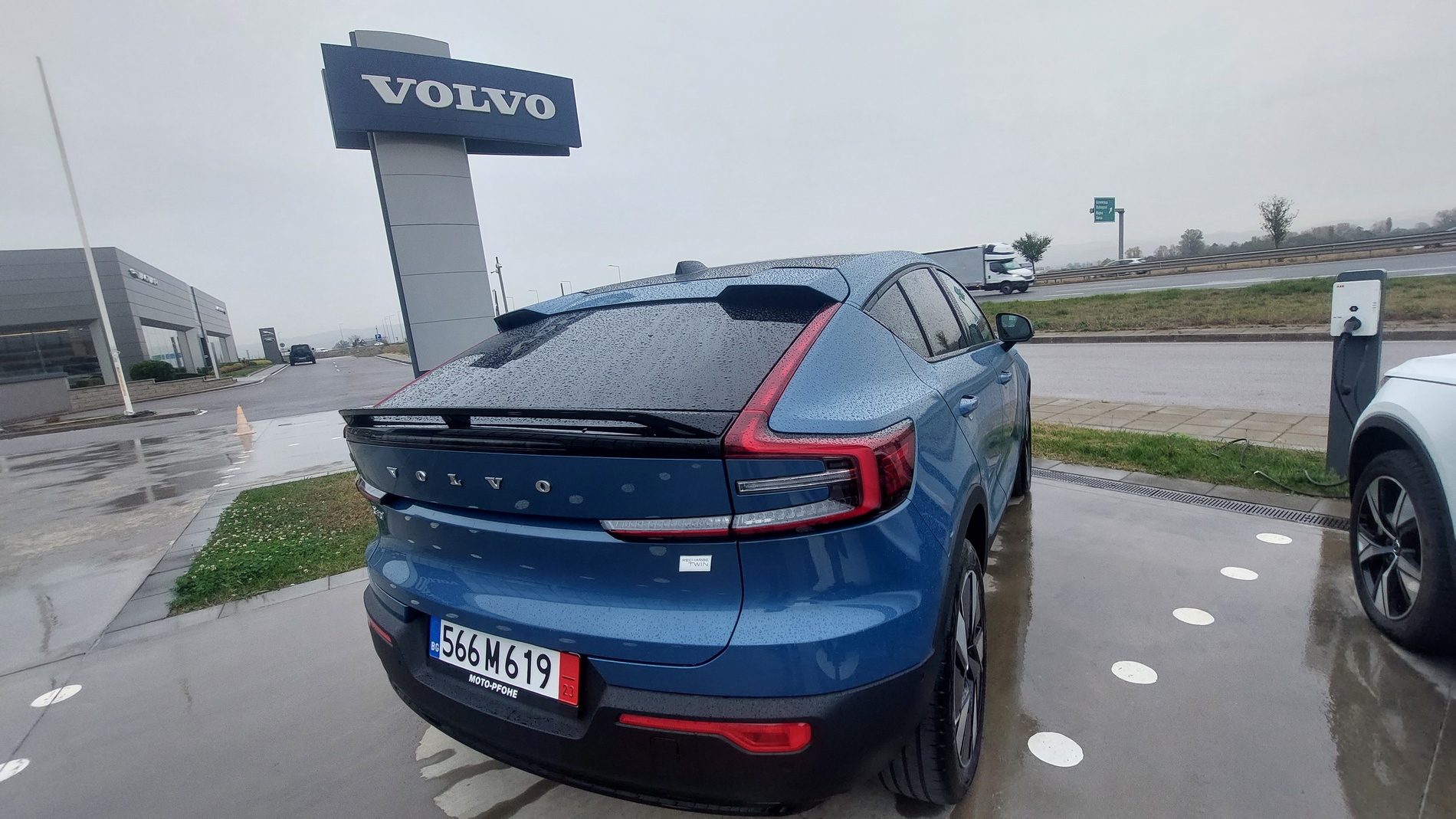 Караме фейслифта на Volvo C40 Rechage на драг