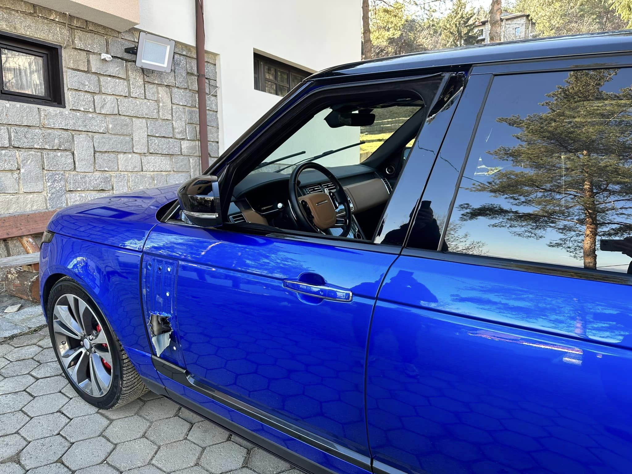 Автокрадци съсипаха Range Rover SV в София