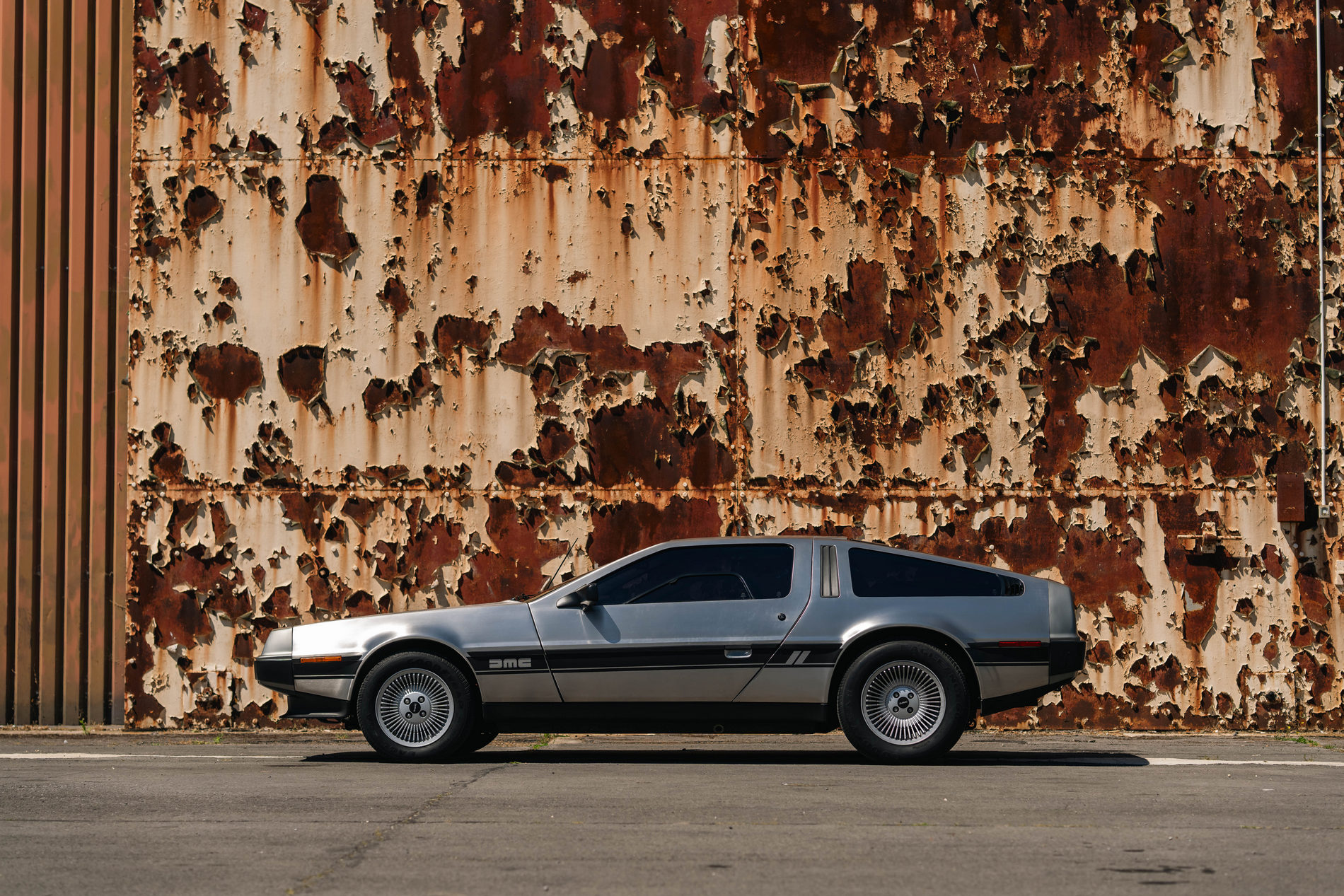 Вместо с плутоний, DeLorean DMC-12 тръгна на ток