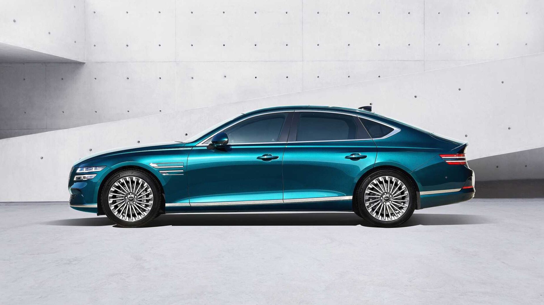 Флагманът Genesis G80 вече е електрически